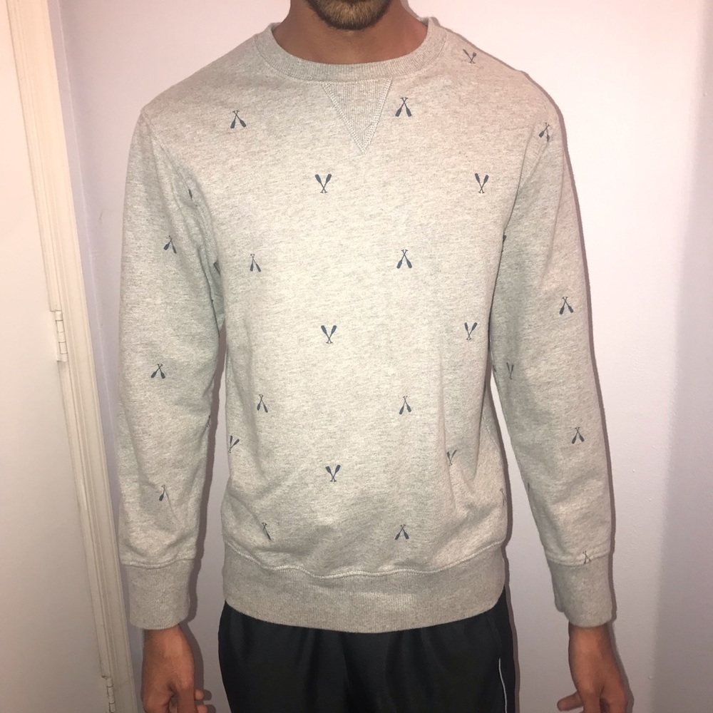 MENS SMALL GRAY LONG SLEEVE SHIRT WITH DESIGN
